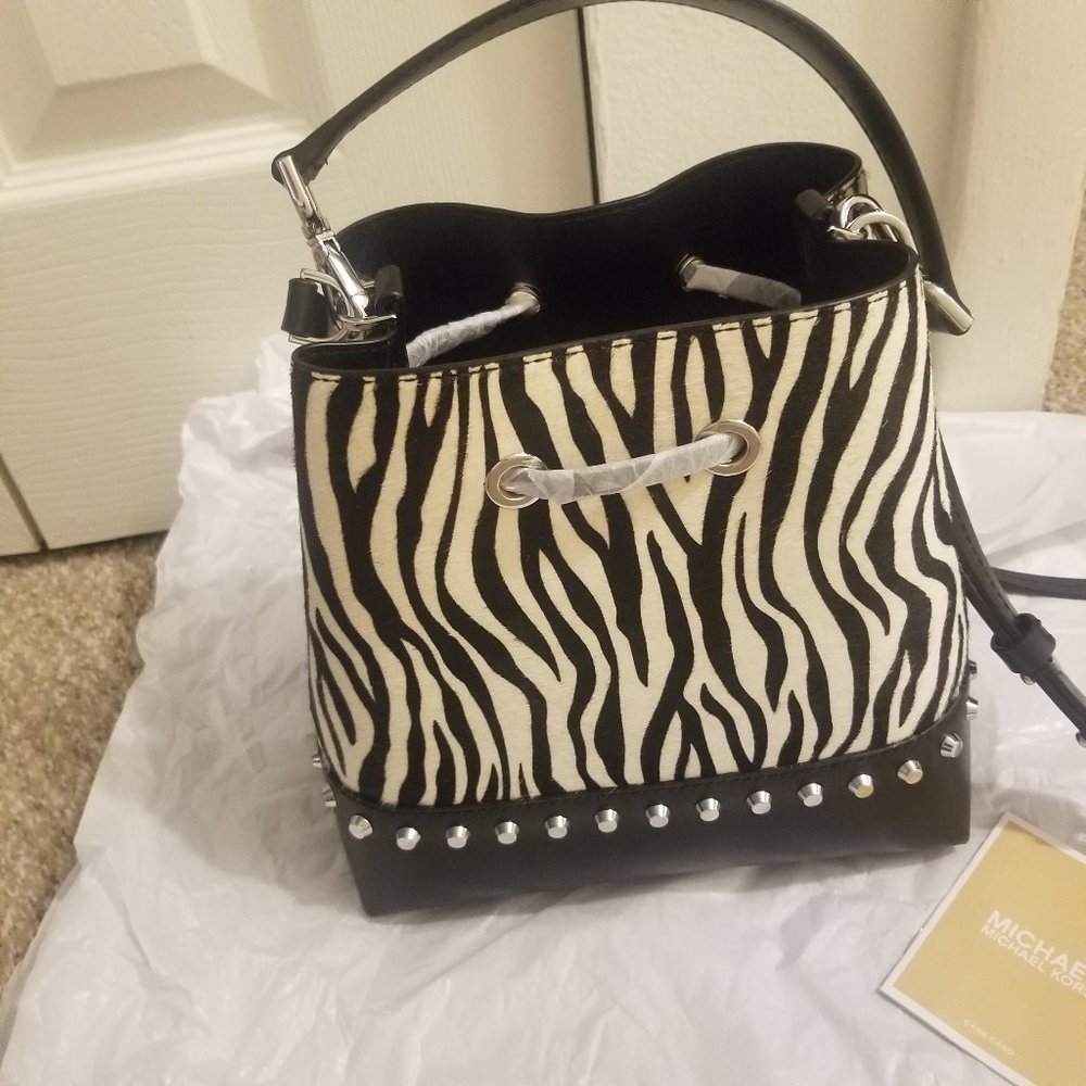 SAVED for firstdownkickNWT Authentic Michael Kors Small Drawstring Bucket Shldr - Picture 2 of 12